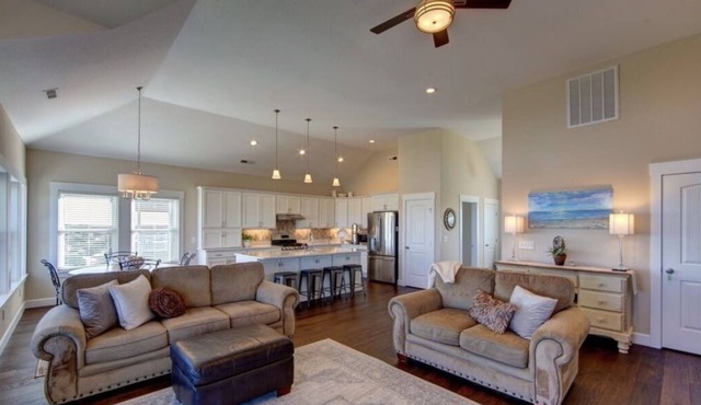 OCEANFRONT Luxury Home - Brand NEW Heated POOL & HOT TUB!