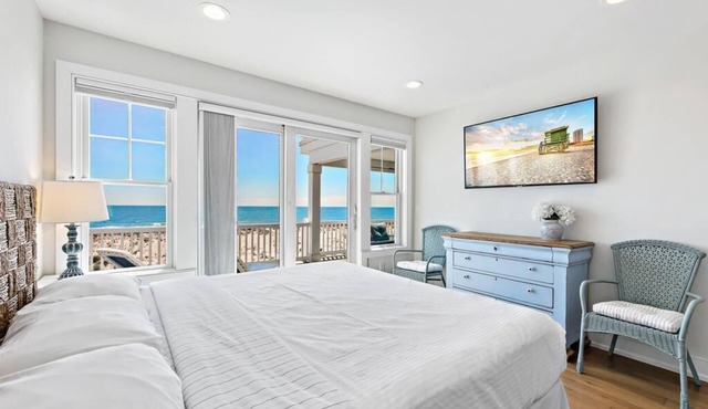 Oceanfront with Hot Tub: private beach access! South of Beach Haven. Sleeps 12+ in Long Beach
