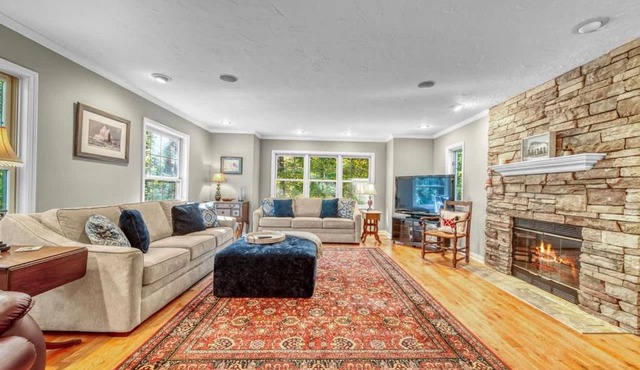Off The Hook Spacious Home with Pool Firepit Large Yard in South Haven