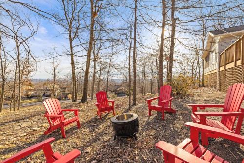 One-level w FirePit 2 Living Areas & Resort Amens