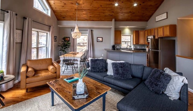 Open Living, Fall Views, Hot Tub, Near Ski Slopes in Beech Mountain