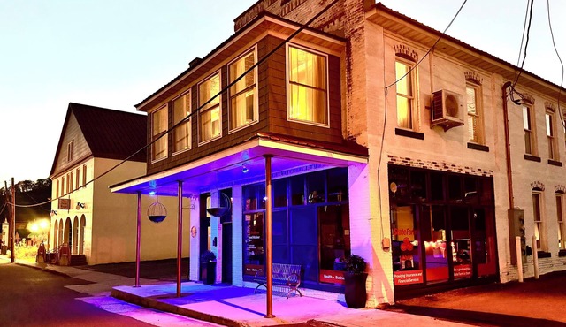Opera Suite @ The Electric Moon Inn. Serene apartment in charming Marlinton
