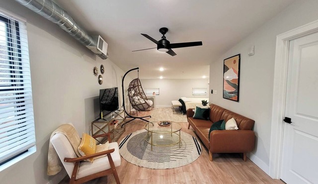 OTR by TQL+Studio+Queen Bed+50inTV+4th Fl+Sleeps 3ppl