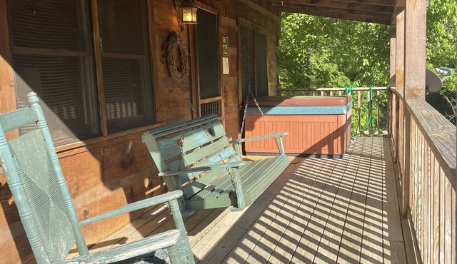 Otter Riverfront cabin, great mountain views with Hot tub,Wifi/Cable