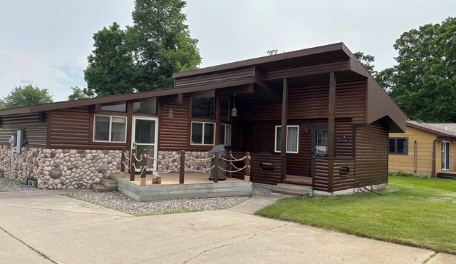 Ottertail Lake Access Cabin with dock in Ottertail