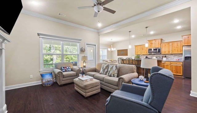 Ozark Mtn Hideaway- Deck, Fire Pit, Walk to Lake! in Eureka Springs