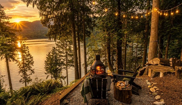 Panoramic Lake View Living with Hot Tub & Sauna in Bellingham