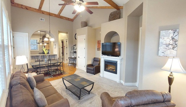 Paradise Point Walk-in Log Cabin by Silver Dollar City & Table Rock Lake!