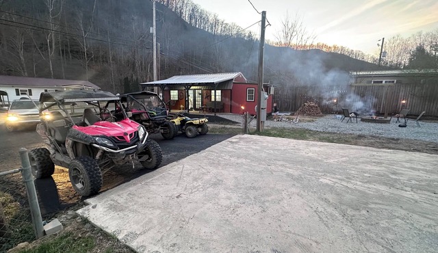 Peaceful 2-bedroom cabin with AC in charming Delbarton