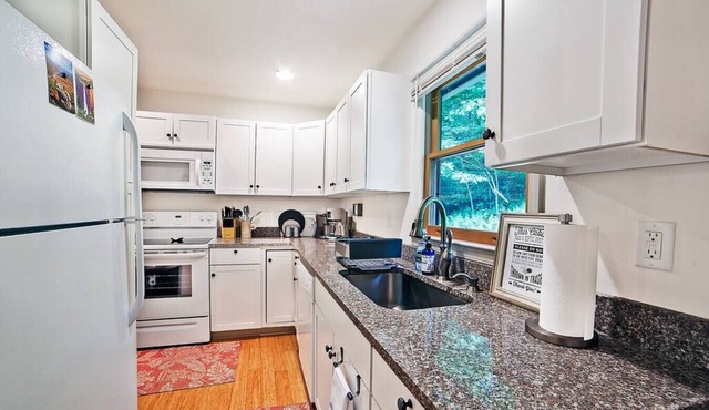 Peaceful 2 bedroom cabin with indoor fireplace!