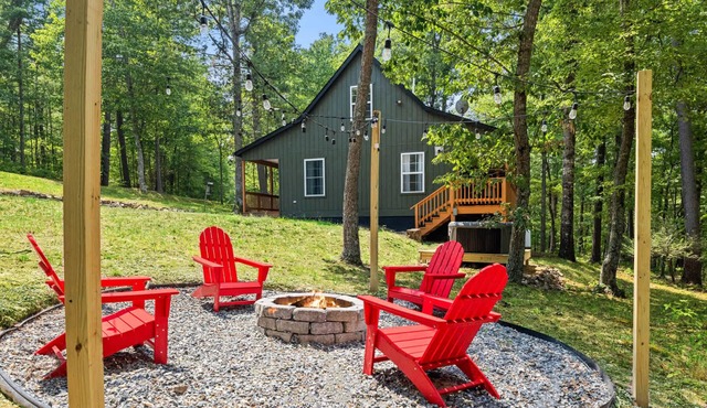 Peaceful Bryce Cabin + Hot Tub + Fire Pit + Pets - 3 BR + Loft