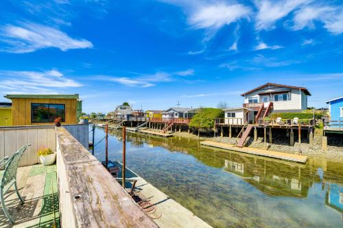 Peaceful Eureka Beach Cottage w/30-Foot Dock in Eureka