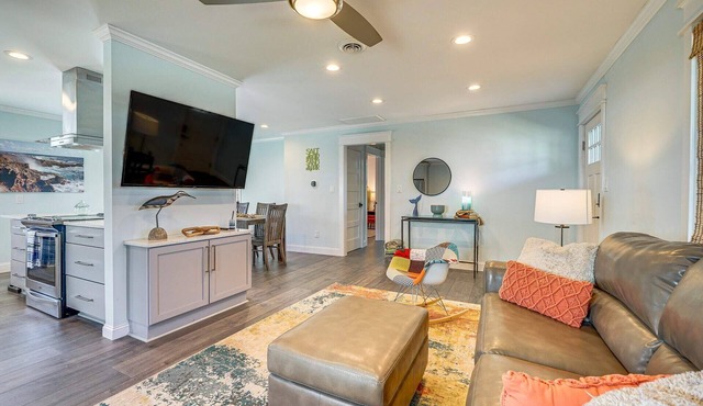 Peaceful Getaway Close to Loop, Beach, Dining