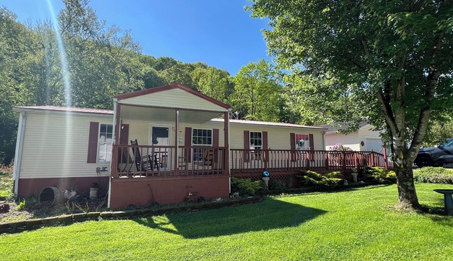 Peaceful home located only 2 minutes from Hatfield- McCoy Big Coal River Trail