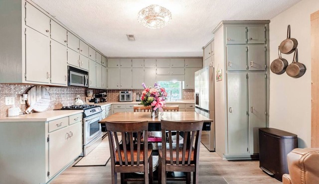 Peaceful, Lake Mitchell Home 5-bedroom house with charm + Wifi in Clanton