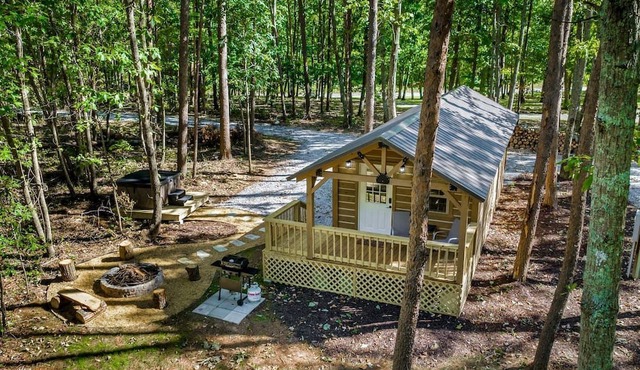 Peaceful Log Cabin Getaway with Hot Tub and Fire Pit in Mentone, Alabama
