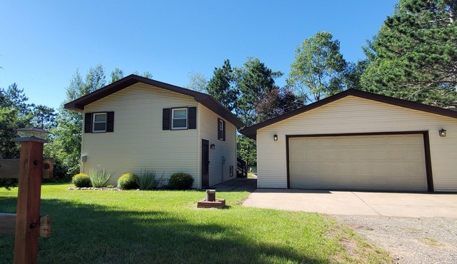 Peaceful retreat on Fawn Lake, local Winery, & minutes from the Dells! in Wisconsin Dells