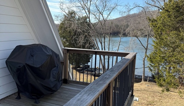 Perfect 1-Loft cabin on Lake Melton, close to UT