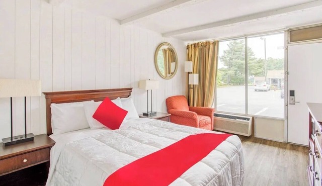 Perfect Room for Couples’ Getaway in Kernersville | Free Parking