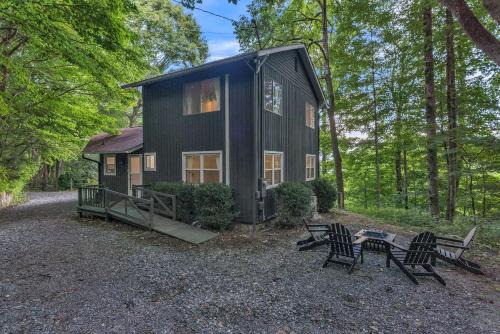 Pet-Friendly Cabin with Barbecue and Outdoor Area with Fire Pit in Waynesville, North Carolina