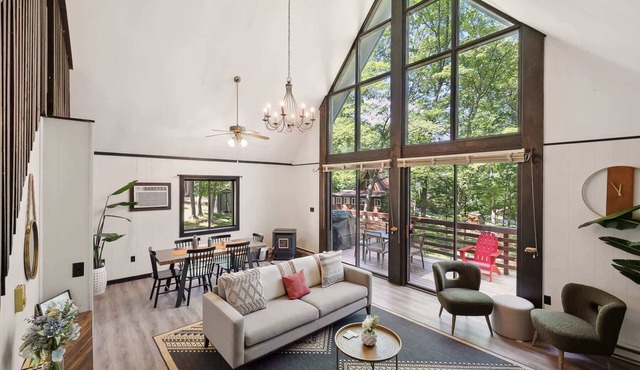 Pet-friendly chalet retreat w/deck