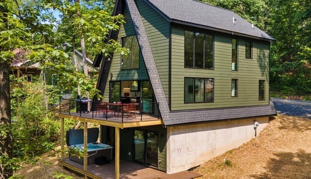 Pet-Friendly Treehouse Sanctuary w/Hot Tub & Firepit