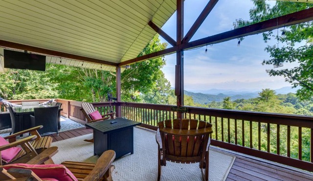 Pet-Friendly Waynesville Retreat w/Hot Tub!