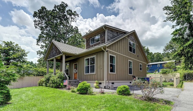 Pets & Kids, Spacious & Bright, Fenced Yard, EV, Best Stocked Home, Walk to Town