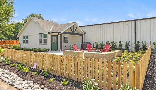 Pilot's Pad Studio on 75 Acres + Fishing Pond in Pleasant Hill