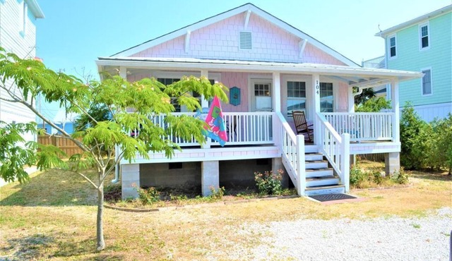 Pink Pearl-Super cute pet friendly cottage, 3 bedroom 2 bath with a rocking chair front porch and plenty of parking