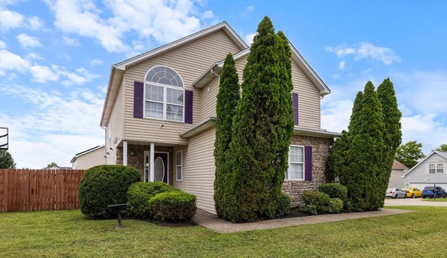 Pleasant 3-bedroom house: Basketball court & pool table