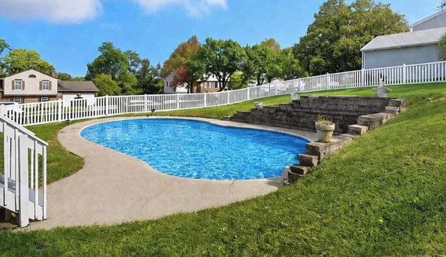 Pool-Fenced Yard-Pool Table-Sleeps 10