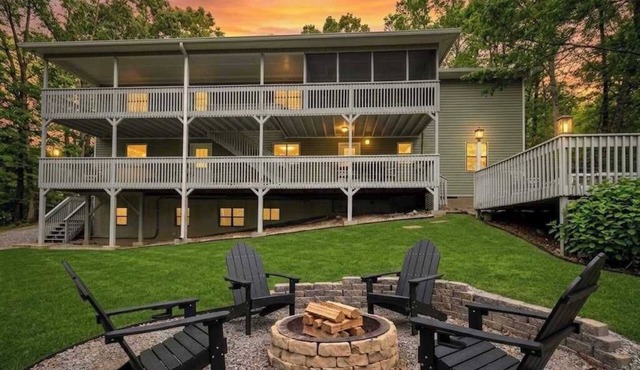 Pool & Hot Tub, Large Hillside Family Retreat !