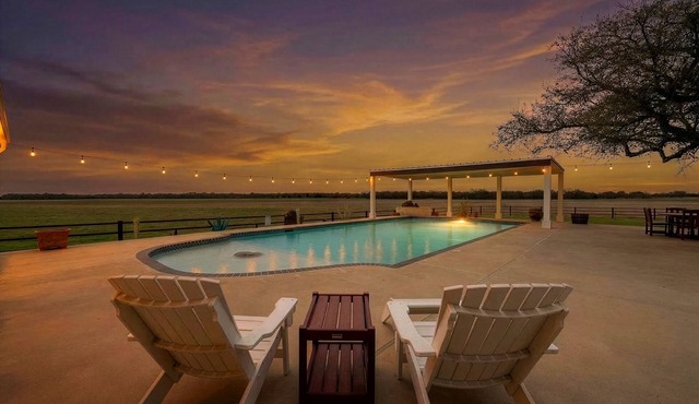 Poolside Ranch Retreat-Country Getaway & Bunkhouse in Valley Mills