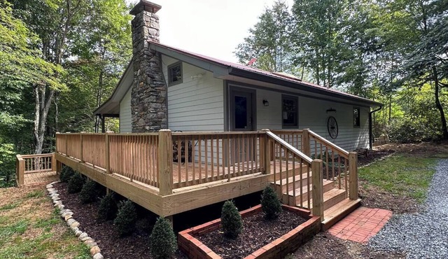 Pop's Peak is a charming 3-bdr 3-bath cabin with WiFi, AC at Lake Glenville