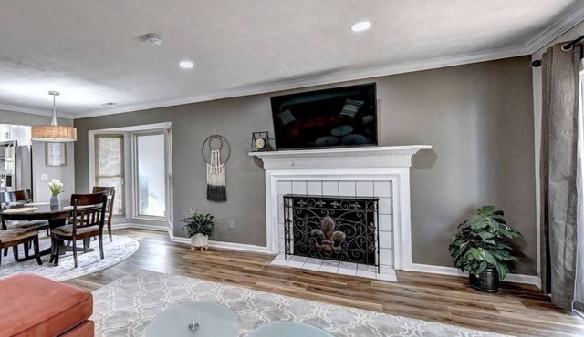 "Porchlight Stay" Single story duplex. Dine in downtown Alpharetta/shop Avalon