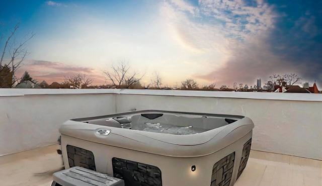 Pristine Mid Cen Mod Home I Game Room I Hot Tub on Terrace with City Views