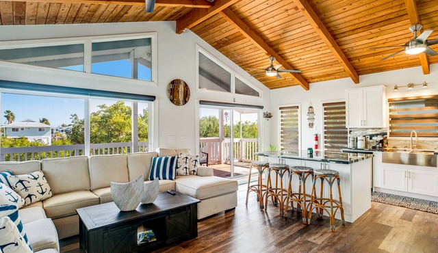 Pristine Waterfront Charmer - Outdoor Living & Dining, Dock, AC - Snowbirds OK in Big Pine Key