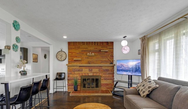 Private 4 BDRM house, 5 Miles from Downtown #2