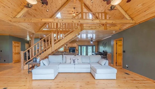 Private 5 BR cabin on 56 acres. Hot tub, Hunt, fish, and near the lake and town