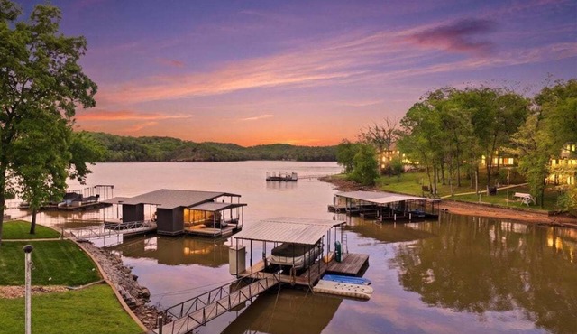 Private Cove Dock, PWC Lifts, Huge Deck & Family Fun