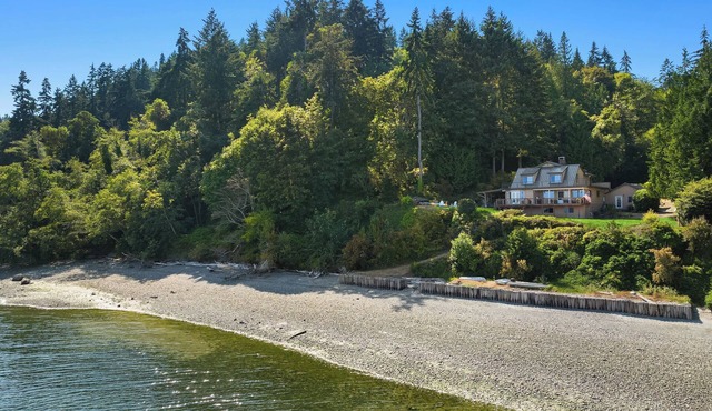 Private & Cozy Waterfront Retreat: Rainier to DT Seattle VIEWS, A/C, Pool Table! in Vashon