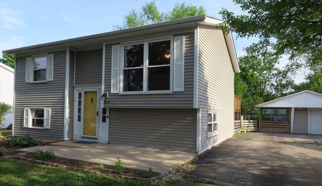 Private & Homey 3Bed/2Bath - Deck, Yard, Parking - 2 Levels - Quiet Neighborhood in Champaign