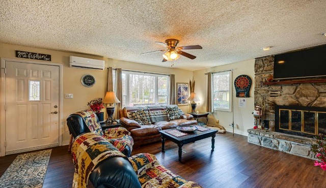 Private Hot Tub & Covered Deck: Cozy Whittier Gem