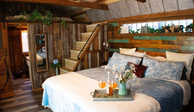 PRIVATE Hot Tub Retreat | 40 Acre Farm Stay | KING Bed, Fire Pit, Outdoor Shower