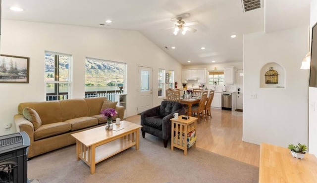Private Lakefront Retreat - Hot Tub - Dock - EV Charger - Near Lake Chelan in Chelan County