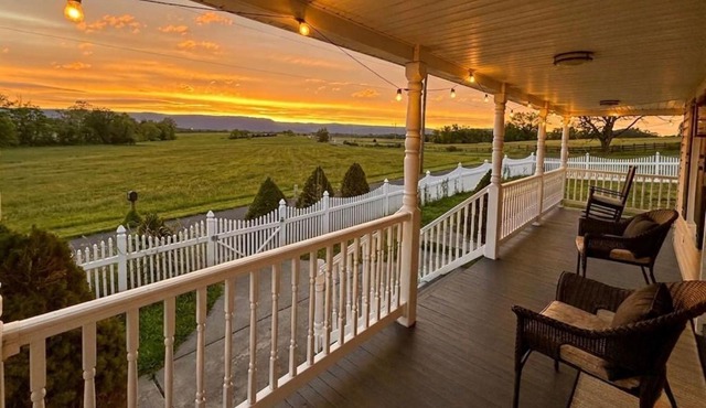 Private Pool HotTub Sauna Wineries Hikes