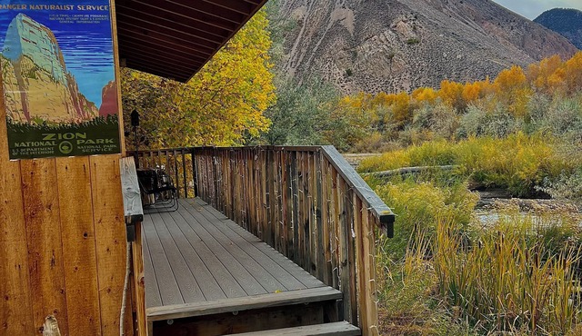 PRIVATE RIVER BRYCE CANYON THEMED CABIN WITH COMPLIMENTARY BREAKFAST & HOT TUBS in Sevier