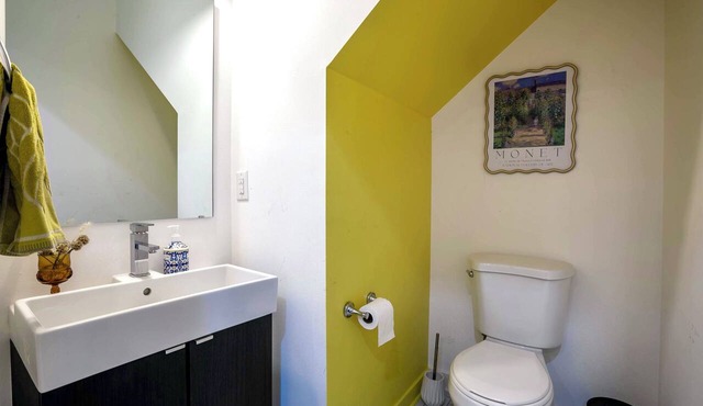 Private Rooftop w Grill, AC + Free Parking in Seattle