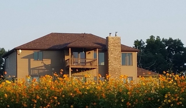 Private Spacious 4-bedroom house, in-ground pool, hot tub, sleeps 12